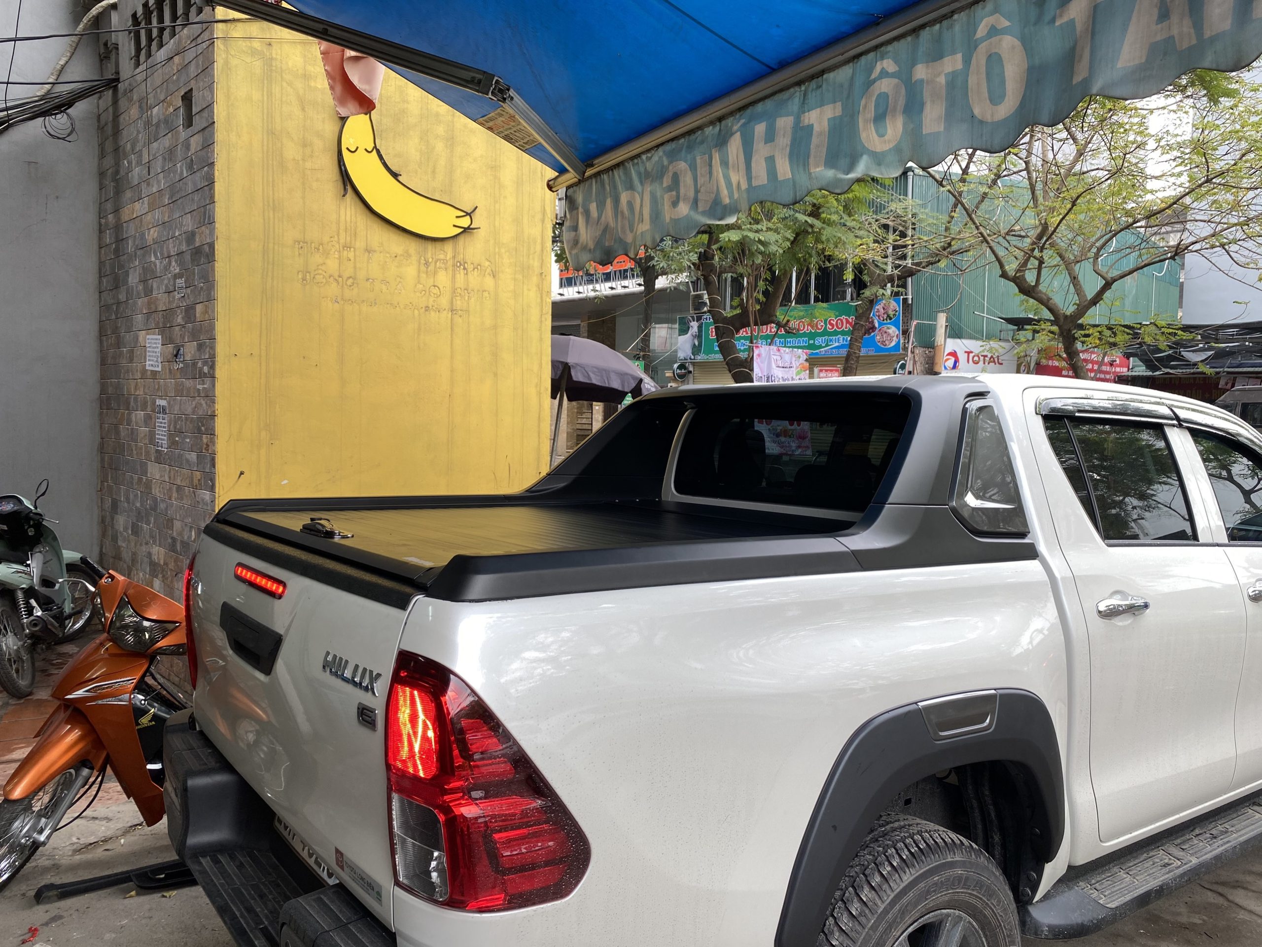 Nắp thùng bán tải Toyota Hilux Monde – Giải pháp bảo vệ hàng hóa và tôn vinh vẻ mạnh mẽ 2 nap thung cuon toyota hilux 2 scaled