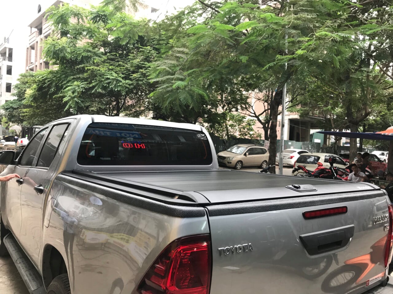 Nắp thùng bán tải Toyota Hilux Monde – Giải pháp bảo vệ hàng hóa và tôn vinh vẻ mạnh mẽ 3 nap thung cuon toyota hilux 3