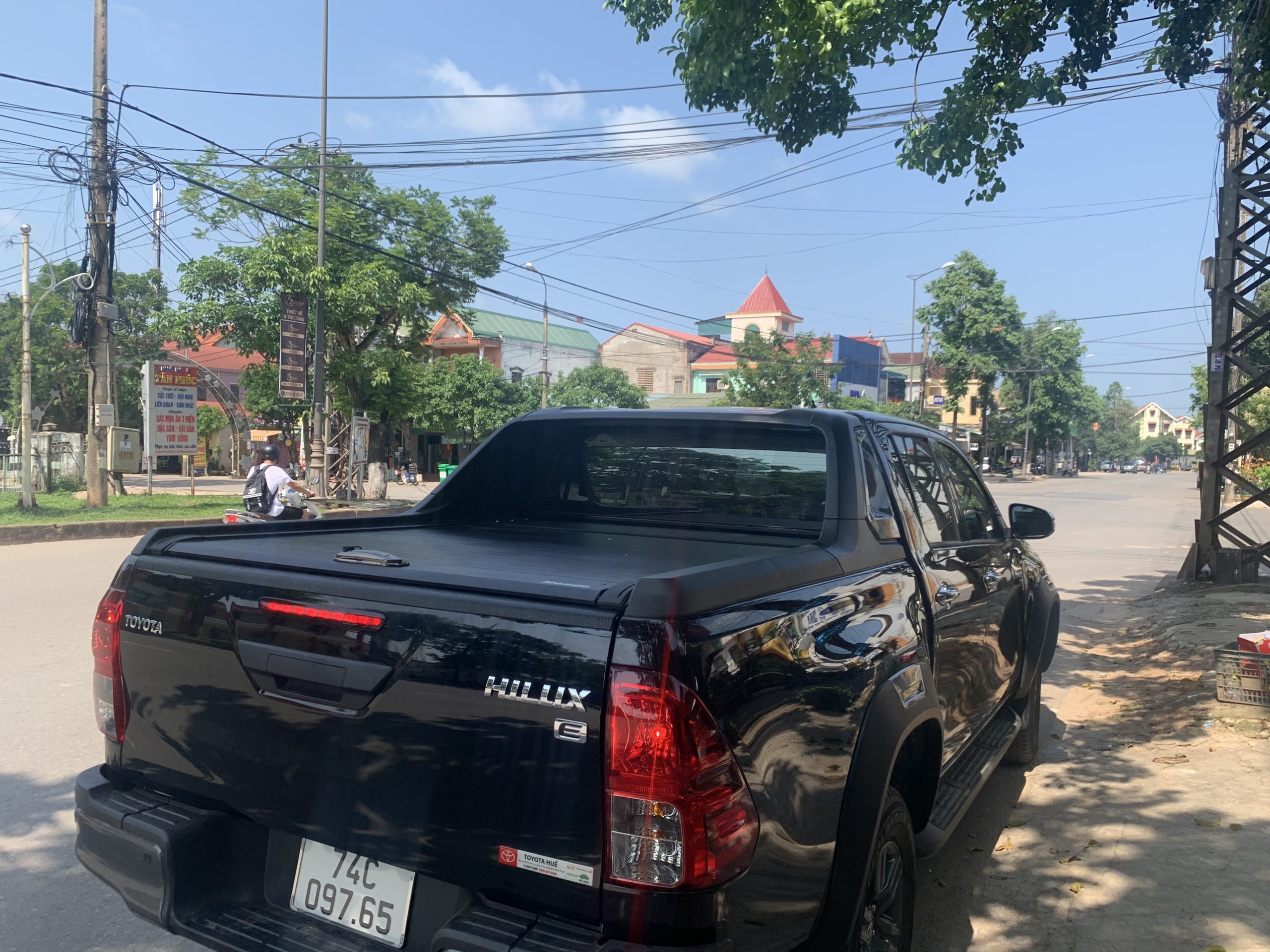 Nắp thùng bán tải Toyota Hilux Monde – Giải pháp bảo vệ hàng hóa và tôn vinh vẻ mạnh mẽ 1 nap thung cuon toyota hilux 1 scaled